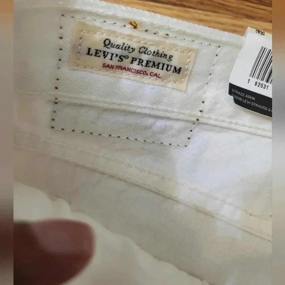 Levi's Premium Wedgie Distressed High-Rise Frayed Hem Tapered Ankle Jeans(33)NWT